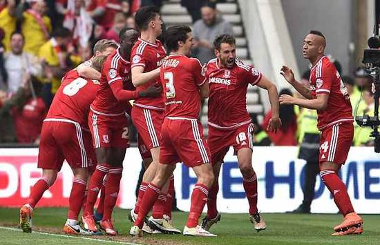 青岛西海岸主教练邵佳一成功保级，郑智接任后计划邀请黄博文、李雷雷等助教，助力球队发展。