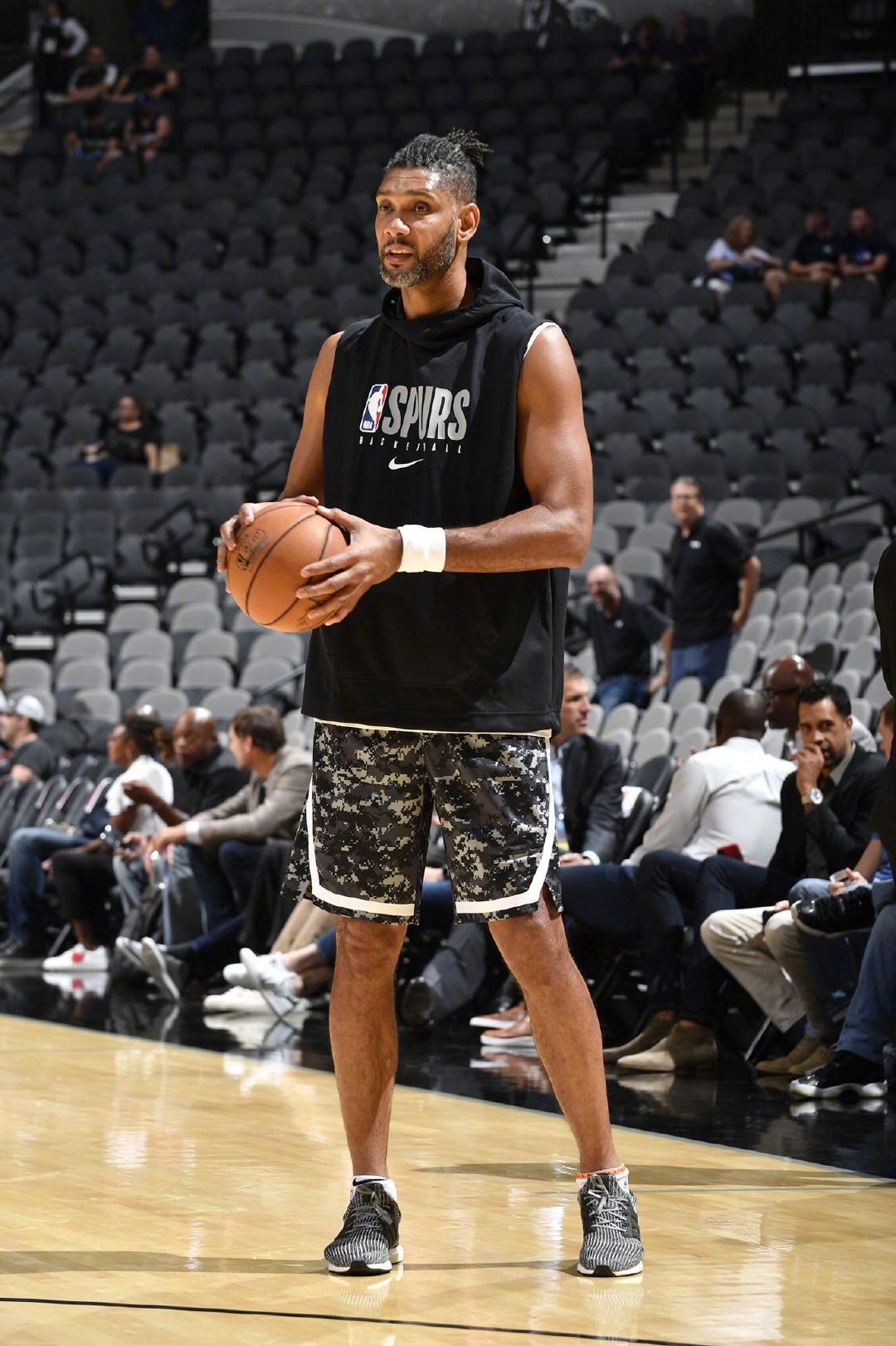 泰山18分钟丢3球克雷桑染红 半场0-3落后申花